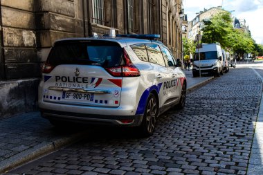 Reims, Fransa - 07 Ağustos 2023 Reims şehir merkezine park etmiş bir polis arabası, Fransa 'nın Champagne şehrinin başkenti.