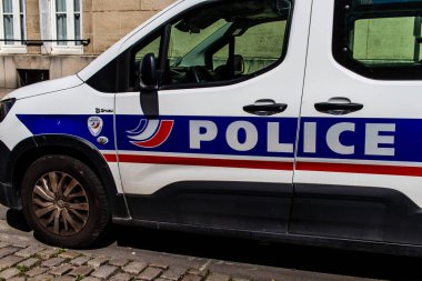 Reims, Fransa - 07 Ağustos 2023 Reims şehir merkezine park etmiş bir polis arabası, Fransa 'nın Champagne şehrinin başkenti.