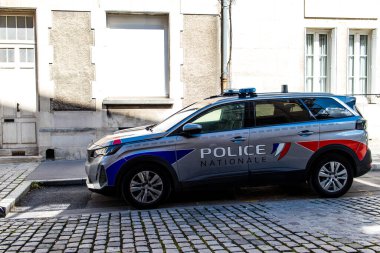 Reims, Fransa - 07 Ağustos 2023 Reims şehir merkezine park etmiş bir polis arabası, Fransa 'nın Champagne şehrinin başkenti.