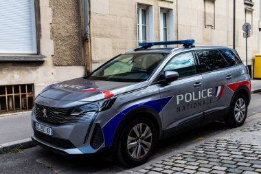 Reims, Fransa - 07 Ağustos 2023 Reims şehir merkezine park etmiş bir polis arabası, Fransa 'nın Champagne şehrinin başkenti.