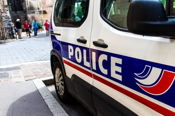 Reims, Fransa - 07 Ağustos 2023 Reims şehir merkezine park etmiş bir polis arabası, Fransa 'nın Champagne şehrinin başkenti.