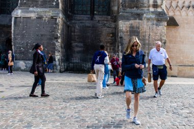 Reims, Fransa - 07 Ağustos 2022 Reims caddesinde amaçsızca dolaşan insanlar, sembolik bir şehir ve Fransa 'nın şampanya başkenti