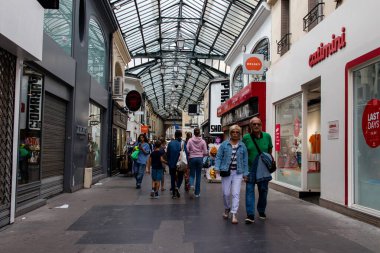 Reims, Fransa - 07 Ağustos 2022 Reims caddesinde amaçsızca dolaşan insanlar, sembolik bir şehir ve Fransa 'nın şampanya başkenti