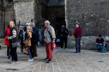 Reims, Fransa - 07 Ağustos 2022 Reims caddesinde amaçsızca dolaşan insanlar, sembolik bir şehir ve Fransa 'nın şampanya başkenti