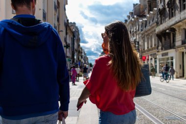 Reims, Fransa - 07 Ağustos 2022 Reims caddesinde amaçsızca dolaşan insanlar, sembolik bir şehir ve Fransa 'nın şampanya başkenti