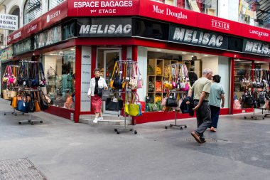 Reims, Fransa - 07 Ağustos 2022 Reims caddesinde amaçsızca dolaşan insanlar, sembolik bir şehir ve Fransa 'nın şampanya başkenti