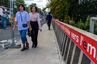 Reims, Fransa - 07 Ağustos 2022 Reims caddesinde amaçsızca dolaşan insanlar, sembolik bir şehir ve Fransa 'nın şampanya başkenti