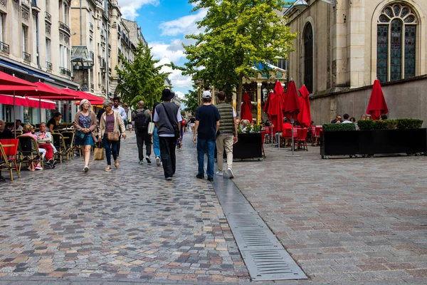 法国Reims 2022年8月7日在法国香槟之都Reims街上游荡的人们 — 图库照片