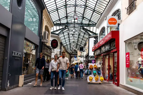 Reims, Fransa - 07 Ağustos 2022 Reims caddesinde amaçsızca dolaşan insanlar, sembolik bir şehir ve Fransa 'nın şampanya başkenti