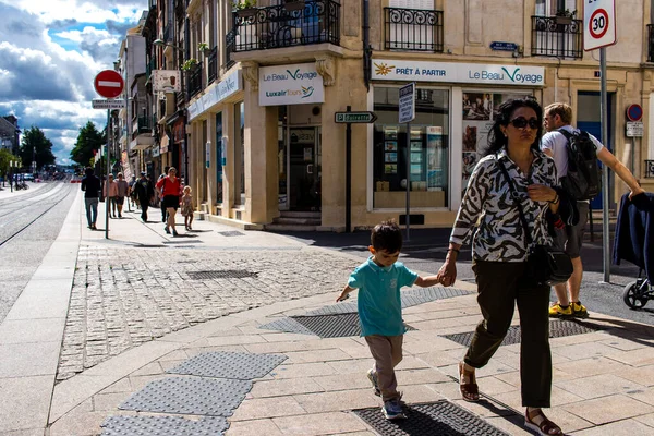 Reims, Fransa - 07 Ağustos 2022 Reims caddesinde amaçsızca dolaşan insanlar, sembolik bir şehir ve Fransa 'nın şampanya başkenti