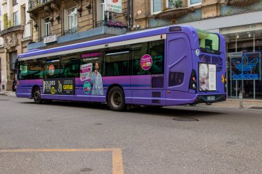 Reims, Fransa - 07 Ağustos 2022 Fransa 'nın başkenti Reims' de hareket halindeki yerel otobüs