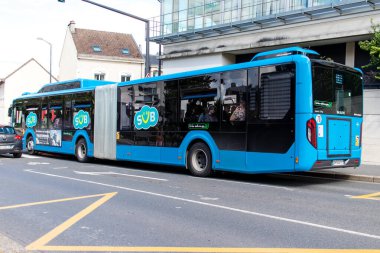 Reims, Fransa - 07 Ağustos 2022 Fransa 'nın başkenti Reims' de hareket halindeki yerel otobüs