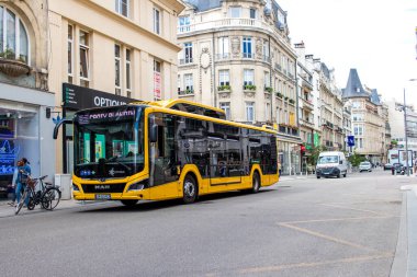 Reims, Fransa - 07 Ağustos 2022 Fransa 'nın başkenti Reims' de hareket halindeki yerel otobüs