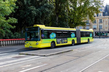 Reims, Fransa - 07 Ağustos 2022 Fransa 'nın başkenti Reims' de hareket halindeki yerel otobüs