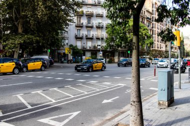 Barselona, İspanya - 28 Ağustos 2023 Barselona sokaklarında sürüş ve şehrin ulaşım sisteminin bir parçası, çok sayıda taksi şirketi bu etkinlik için yarışıyor ve ücretler pahalı değil.