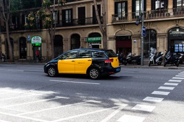 Barselona, İspanya - 28 Ağustos 2023 Barselona sokaklarında sürüş ve şehrin ulaşım sisteminin bir parçası, çok sayıda taksi şirketi bu etkinlik için yarışıyor ve ücretler pahalı değil.