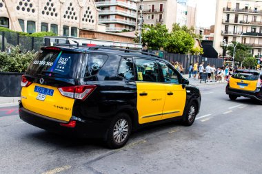 Barselona, İspanya - 28 Ağustos 2023 Barselona sokaklarında sürüş ve şehrin ulaşım sisteminin bir parçası, çok sayıda taksi şirketi bu etkinlik için yarışıyor ve ücretler pahalı değil.