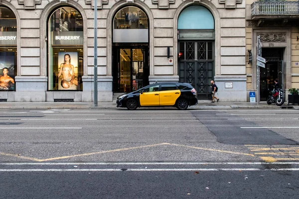 Barcelone Espagne Août 2023 Taxi Conduite Dans Les Rues Barcelone — Photo