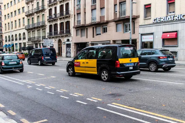 西班牙巴塞罗那 2023年8月28日 出租车在巴塞罗那的街道上行驶 并且是该市交通系统的一部分 几家出租车公司竞相购买这种活动 票价也不贵 — 图库照片