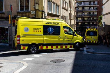 Barselona, İspanya - 28 Ağustos 2023 Ambülans İspanya 'nın başkenti Barselona' nın şehir merkezinde sürüyor..