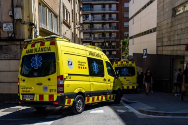 Barselona, İspanya - 28 Ağustos 2023 Ambülans İspanya 'nın başkenti Barselona' nın şehir merkezinde sürüyor..