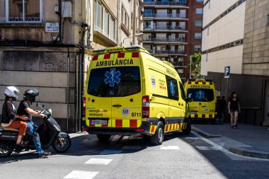 Barselona, İspanya - 28 Ağustos 2023 Ambülans İspanya 'nın başkenti Barselona' nın şehir merkezinde sürüyor..
