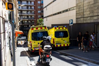 Barselona, İspanya - 28 Ağustos 2023 Ambülans İspanya 'nın başkenti Barselona' nın şehir merkezinde sürüyor..