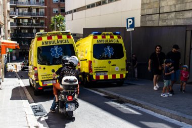 Barselona, İspanya - 28 Ağustos 2023 Ambülans İspanya 'nın başkenti Barselona' nın şehir merkezinde sürüyor..