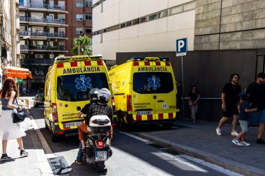 Barselona, İspanya - 28 Ağustos 2023 Ambülans İspanya 'nın başkenti Barselona' nın şehir merkezinde sürüyor..