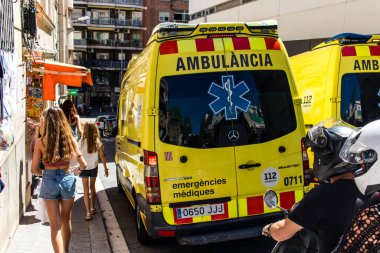 Barselona, İspanya - 28 Ağustos 2023 Ambülans İspanya 'nın başkenti Barselona' nın şehir merkezinde sürüyor..