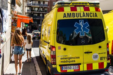 Barselona, İspanya - 28 Ağustos 2023 Ambülans İspanya 'nın başkenti Barselona' nın şehir merkezinde sürüyor..