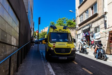 Barselona, İspanya - 28 Ağustos 2023 Ambülans İspanya 'nın başkenti Barselona' nın şehir merkezinde sürüyor..