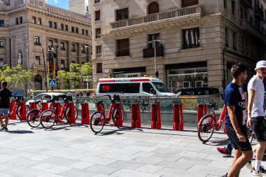 Barselona, İspanya - 28 Ağustos 2023 Ambülans İspanya 'nın başkenti Barselona' nın şehir merkezinde sürüyor..