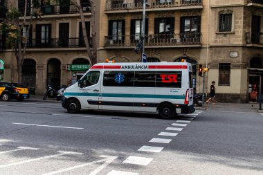 Barselona, İspanya - 28 Ağustos 2023 Ambülans İspanya 'nın başkenti Barselona' nın şehir merkezinde sürüyor..