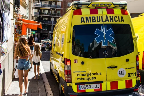 Barcelona Espanha Agosto 2023 Ambulância Dirigindo Centro Cidade Barcelona Uma — Fotografia de Stock