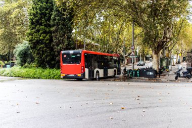 Barselona, İspanya - 28 Ağustos 2023 Barselona otobüsü ve şehrin ulaşım sisteminin bir parçası olarak, bilet fiyatları pahalı değil.