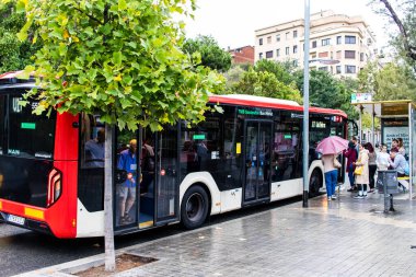 Barselona, İspanya - 28 Ağustos 2023 Barselona otobüsü ve şehrin ulaşım sisteminin bir parçası olarak, bilet fiyatları pahalı değil.