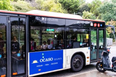 Barselona, İspanya - 28 Ağustos 2023 Barselona otobüsü ve şehrin ulaşım sisteminin bir parçası olarak, bilet fiyatları pahalı değil.