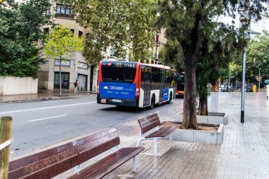 Barselona, İspanya - 28 Ağustos 2023 Barselona otobüsü ve şehrin ulaşım sisteminin bir parçası olarak, bilet fiyatları pahalı değil.
