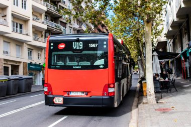 Barselona, İspanya - 28 Ağustos 2023 Barselona otobüsü ve şehrin ulaşım sisteminin bir parçası olarak, bilet fiyatları pahalı değil.