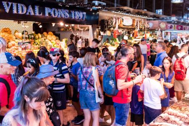 Barselona, İspanya - 28 Ağustos 2023 İspanya 'nın başkenti Barcelona' daki Boqueria gıda pazarında keyif çatan turistler.