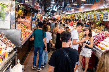 Barselona, İspanya - 28 Ağustos 2023 İspanya 'nın başkenti Barcelona' daki Boqueria gıda pazarında keyif çatan turistler.