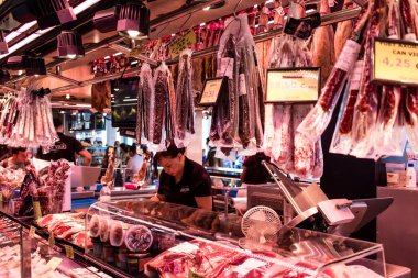 Barselona, İspanya - 28 Ağustos 2023 İspanya 'nın başkenti Barcelona' daki Boqueria gıda pazarında keyif çatan turistler.