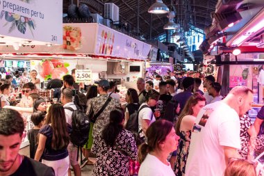Barselona, İspanya - 28 Ağustos 2023 İspanya 'nın başkenti Barcelona' daki Boqueria gıda pazarında keyif çatan turistler.