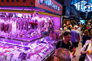 Barselona, İspanya - 28 Ağustos 2023 İspanya 'nın başkenti Barcelona' daki Boqueria gıda pazarında keyif çatan turistler.