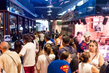 Barselona, İspanya - 28 Ağustos 2023 İspanya 'nın başkenti Barcelona' daki Boqueria gıda pazarında keyif çatan turistler.
