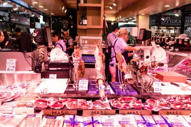 Barselona, İspanya - 28 Ağustos 2023 İspanya 'nın başkenti Barcelona' daki Boqueria gıda pazarında keyif çatan turistler.