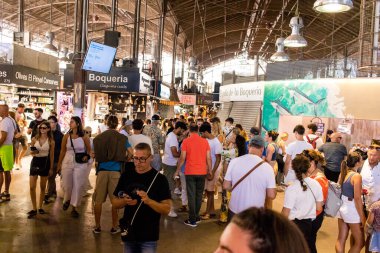 Barselona, İspanya - 28 Ağustos 2023 İspanya 'nın başkenti Barcelona' daki Boqueria gıda pazarında keyif çatan turistler.