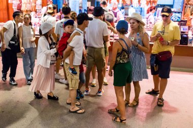 Barselona, İspanya - 28 Ağustos 2023 İspanya 'nın başkenti Barcelona' daki Boqueria gıda pazarında keyif çatan turistler.