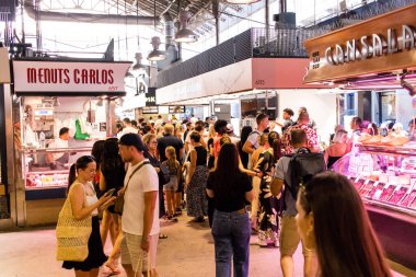 Barselona, İspanya - 28 Ağustos 2023 İspanya 'nın başkenti Barcelona' daki Boqueria gıda pazarında keyif çatan turistler.